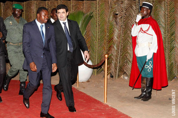 Faure Gnassingbé (g) et francis Perez du groupe Pefaco lors de la pose de la première pierre du fameux supposé hotêl 5 étoiles, Pefaco Hotel Prestige à Lomé | Photo : Republicoftogo