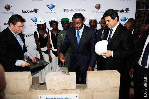 Faure Gnassingbé (c) et le magicien de Pefaco, francis Perez | Photo : Republicoftogo