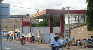 Togo : Une nouvelle station d’essence en plein milieu des habitations à Bè pose un risque sécuritaire pour son voisinage. Mais c’est silence radio chez le pouvoir «Faure»