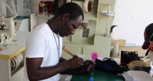 Les chaussures à base de pneus recyclés au Togo