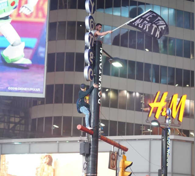 Des partisans de Raptors &agrave; Toronto c&eacute;l&egrave;brent la victoire de leur &eacute;quipe, jeudi 13 juin 2019, Toronto | Photo : La Presse Canadienne
