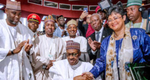 Lancement « historique » de la Zone de Libre-Échange africaine (Zlec) Le président nigérian Muhammadu Buhari signe l'entente sur la Zone de libre-échange continentale africaine (ZLEC) pendant le sommet de l'Union africaine à Niamey le 7 juillet 2019.