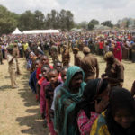 Des gens patientent en file pour identifier les corps des victimes