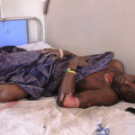 Un homme blessé lors de l'explosion est traité dans un hôpital de Morogoro