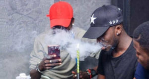 Togo : Chicha, Silence autour d’une drogue qui tue… Des jeunes fument du chicha