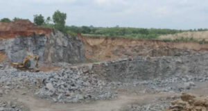 Togo / Exploitation de gravier à Bolou-Vavatsi dans le Zio : Descente dans une carrière où les Chinois se relayent et se font des milliards gravier à Bolou-Vavatsi dans le Zio