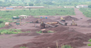 Inexploitation de la montagne de fer de Bandjeli : Et si l’Etat recherchait un concessionnaire contre l’obligation d’une vraie voie ferrée ? Vue en surplomb de MM Minning et les tas de fer brut en attente