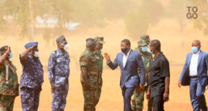 Togo, Paralysie du Système Sanitaire : Les Avatars des Réflexes Militaires… Faure-Gnassingbe-aupres-des-hommes-de-l-operation-Koundjoare