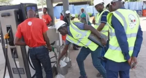 Togo / Arnaque à la pompe à essence: Une gangrène à plusieurs facettes Avec des instruments homologués et certifiés les-agents vérifient la conformité dans une station d'essence