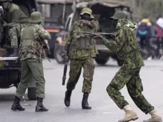 Kenya: 3 policiers et 3 civils poursuivis pour la mort en détention du blogueur Albert Ojwang policiers kenyans