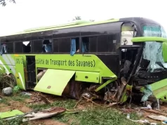 Togo / Routes des Savanes: Des morts au nez et à la barbe des policiers Plus Enclins aux Rackets… Un autocar de la Société de Transport des Savanes (STS) après sa violente sortie de route sur Nationale N°1 à Bomboaka, région des Savanes, faisant au moins 3 blessés graves, le 29 juillet 2025 | Photo: letemoin / DR