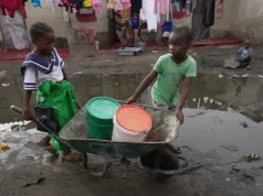 Choléra: 80 000 enfants menacés en Afrique de l’Ouest et Centrale, selon l’UNICEF Des enfants vont chercher de l'eau à l'aide d'une brouette dans le township de Lilanda à Lusaka, Zambie, samedi 9 mars 2024 | Photo: AP