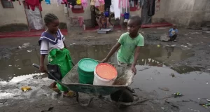 Choléra: 80 000 enfants menacés en Afrique de l’Ouest et Centrale, selon l’UNICEF Des enfants vont chercher de l'eau à l'aide d'une brouette dans le township de Lilanda à Lusaka, Zambie, samedi 9 mars 2024 | Photo: AP