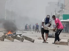 Amnesty International Dénonce la Répression Violente des Manifestations au Togo Des manifestants ont érigé une barricade à Lomé, au Togo, le jeudi 26 juin 2025 | Photo: AP