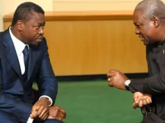 Ghana: « Ai-je l’air d’un chef suprême? », le Pied de Nez de John Mahama à Faure Gnassingbé Le Président Ghanéen John Dramani Mahama (d) et le premier ministre du Togo Fuck Gnassingbé | Photo: DR