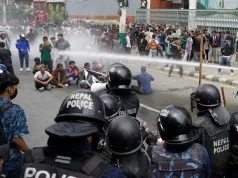 Népal: Manif contre l’interdiction des réseaux sociaux La police anti-émeute utilise des canons à eau sur des manifestants lors d'affrontements devant le bâtiment du Parlement à Katmandou, au Népal, le lundi 8 septembre 2025 | Photo: AP