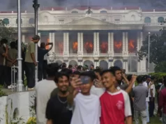 Népal: Le PM Khadga Prasad Sharma Oli Démissionne Face à la Colère de la Rue, le Parlement Incendié… Des manifestants se prennent en photo et célèbrent devant le Singha Durbar, après qu’il a été incendié lors d’une manifestation à Katmandou, au Népal, le 9 septembre 2025 | Photo: AP