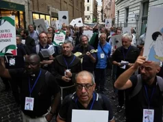Italie: A Rome les « Prêtres Contre le Génocide » marchent vers le parlement en solidarité avec les Palestiniens « Prêtres Contre le Génocide » marchent à Rome, Italie, en solidarité avec les Palestiniens martyrisés chaque jour par l'Israël | Photo: Euronews