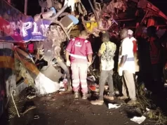 Ouganda: Un accident de la circulation a fait au moins 46 morts et plusieurs blessés Des personnes se rassemblent près de l'épave d'un bus impliqué dans une collision qui a fait plusieurs morts près de Kiryandongo, dans le nord de l'Ouganda, 22 octobre 2025 | Photo: AP