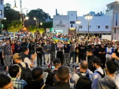 Maroc: Les Manifs de la Gen Z Reprennent Des personnes participent à une manifestation organisée par des jeunes pour réclamer des réformes dans les domaines de l'éducation et de la santé, à Tanger, au Maroc, 18/10/25 | Photo: AP