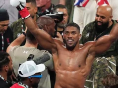 Nigeria: Le boxeur Anthony Joshua blessé dans un grave accident de la route Anthony Joshua réagit après sa victoire contre Jake Paul lors de leur combat de boxe poids lourds, le vendredi 19 décembre 2025 à Miami | Photo: AP