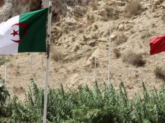 Maroc : 9 migrants subsahariens morts de froid à la frontière algérienne Des drapeaux algérien et marocain le long de la frontière fermée avec le Maroc, dans la ville de Marsa Ben M'Hidi, en Algérie, le 11 août 2023 | Photo: AP