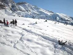 Maroc: Conditions climatiques extrêmes dans le nord Des enfants s'amusent les montagnes enneigées de Tighanmin, au Maroc, 14 février 2018 | Photo / Archives: AP