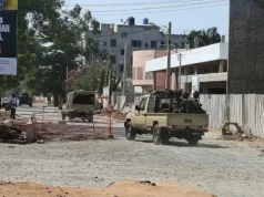 Bénin : 30 personnes liées à la tentative de Putsch emprisonnées Des soldats circulent dans un véhicule militaire dans une rue lors d'une tentative de coup d'État à Cotonou, au Bénin, le dimanche 6 décembre 2025 | Photo: AP