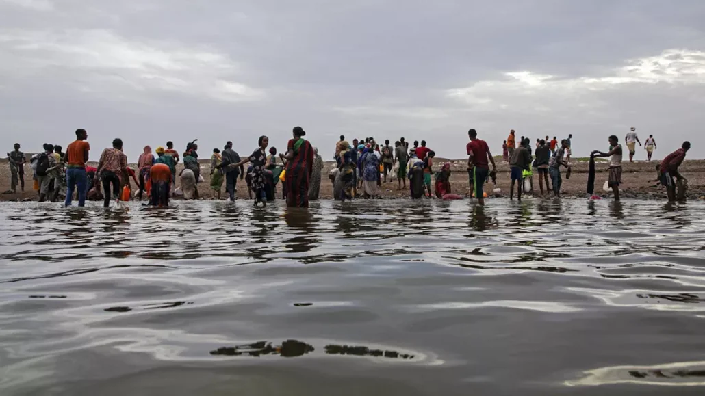 Des migrants éthiopiens marchent sur les rives de Ras al-Ara, à Lahj, au Yémen, après avoir débarqué d'un bateau, le 26 juillet 2019 | Photo: AP