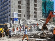 Kenya: Effondrement d’un immeuble en construction, le bilan inconnu Une équipe de secours intervient sur le site d'un immeuble effondré à Nairobi, au Kenya, le 2 janvier 2026 | Photo: AP