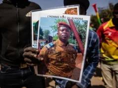 Réfugié au Togo, l’ex-putschiste Paul-Henri Damiba Renvoyé au Burkina Un homme tient un portrait du lieutenant-colonel Paul Henri Sandaogo Damiba, qui a pris les rênes du Burkina Faso, à Ouagadougou, le 25 janvier 2022 | Photo: AP