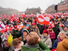 Groenland à la Merde Donald Trump: « Go Fuck Yourself, Shithead! » Une marée de drapeau rouge et blanc est apparue sur la place de l'hôtel de ville de la capitale danoise | Photo: AFP