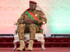 Damiba extradé par les autorités togolaises. Une extradition qui pose plus de questions qu’elle n’y répond L'ex-président putschiste burkinabé Paul-Henri Sandaogo Damiba lorsqu'il au zénith de son pouvoir | Photo: AFP