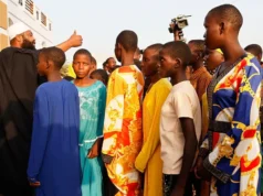 Nigéria: Au moins 30 morts dans l’attaque d’un marché populaire Mohammed Umar Bago, gouverneur de l'État du Niger, à gauche, avec les élèves libérés de l'école catholique St. Mary's de la communauté de Papiri | Photo: AF