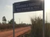 Togoville, l’Incroyable Histoire du Village Qui a Donné Son Nom à Tout Un Pays Une plaque indicatif sur laquelle est écrit : "Bienvenue à Togoville, ville éponyme du Togo". Elle est mise sur une piste en latérite avec la lumière du soleil au-dessus de la plaque. Située à environ 30 km de Lomé, la capitale togolaise, Togoville renferme pourtant des richesses culturelles qui peuvent être mises en valeur pour son développement | Photo: I.K. / BBC