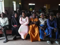 Nigéria: Au moins 163 Chrétiens Enlevés dans des Églises… Des personnes qui ont été kidnappées lors d'un office religieux en novembre 2024 sont aperçues lors d'une réunion à l'église de Kaduna, dans le nord-ouest du Nigeria, 6 Novembre 2025 | Photo: AP