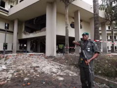 Nigéria: Au moins 25 personnes tuées dans une attaque de bandits armées à Borno Un policier nigérian monte la garde devant le bureau des Nations Unies à Abuja, au Nigeria, qui a été victime d'un attentat à la voiture piégée, 27 août 2011 | Photo archive: AP