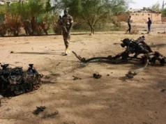 Niger: Au moins 31 morts dans une attaque de Bandits Armés Des soldats nigériens marchent près des décombres après que des kamikazes se sont fait exploser dans une caserne militaire à Agadez, 23 mai 2013 | Archives: AP