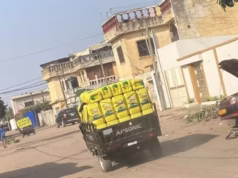 Togo: Les milliards de la Contrebande… Deux tricycles transportant des bidons d'huile en direction de la frontière Togo-Ghana à Kodjoviakopé, 2025 | Photo: G.A. / TRP