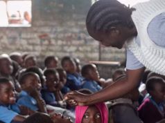 Malawi: 1.3 million d’enfants vaccinés contre la polio Un professionnel de santé administre le vaccin contre la polio à un enfant dans le township de Ndirande, à Blantyre, au Malawi, 11 février 2026 | Photo: AP