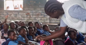 Malawi: 1.3 million d’enfants vaccinés contre la polio Un professionnel de santé administre le vaccin contre la polio à un enfant dans le township de Ndirande, à Blantyre, au Malawi, 11 février 2026 | Photo: AP