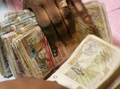 Afrique Centrale: En difficulté financière, la commission de la CEMAC suspend ses activités Un caissier de banque compte des liasses de billets de banque CFA de l'ancienne série en francs CFA | Photo: AP