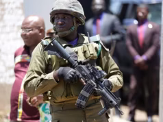 Cameroun: 3 soldats condamnés pour le massacre de civils en 2020 Un soldat monte la garde devant un bureau de vote où le président sortant du Cameroun, Paul Biya vote, lors des élections présidentielles à Yaoundé, au Cameroun, le 07/10/18 | Photo archives: AP