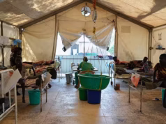 Soudan du Sud: 26 employés de Médecins Sans frontières portés disparus Des patients sont examinés dans un hôpital géré par Médecins Sans Frontières à Old Fangak, dans l'État de Jonglei, au Soudan du Sud, le mardi 28 décembre 2021 | Photo: AP / Sam Mednick