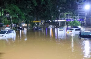 Kenya / Pluies Diluviennes: Nairobi Sous l’Eau Dans certains quartiers de Nairobi, l’eau est montée jusqu’à la taille, obligeant des conducteurs à abandonner leur véhicule pour rejoindre des zones plus sûres | Photo: AP