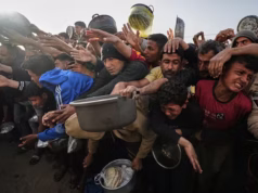 Francesca Albanese: « Le monde a donné à Israël le droit de torturer les Palestiniens » Des Palestiniens se bousculent pour recevoir des dons alimentaires destinés à l'iftar, à Khan Younis, à Gaza, le 18 février 2026 | Photo: AP
