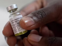 L’Afrique du Sud souhaite fabriquer des génériques du vaccin préventif contre le VIH Un pharmacien tient un flacon de Lenacapavir au Cap, en Afrique du Sud, le 23 juillet 2024 | Photo: AP