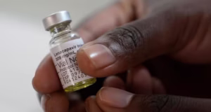 L’Afrique du Sud souhaite fabriquer des génériques du vaccin préventif contre le VIH Un pharmacien tient un flacon de Lenacapavir au Cap, en Afrique du Sud, le 23 juillet 2024 | Photo: AP