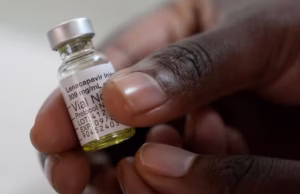 L’Afrique du Sud souhaite fabriquer des génériques du vaccin préventif contre le VIH Un pharmacien tient un flacon de Lenacapavir au Cap, en Afrique du Sud, le 23 juillet 2024 | Photo: AP