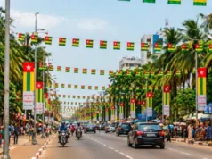 Togo / 27 Avril 2026: Des drapeaux de célébration de l’indépendance accrochés aux lampadaires jamais opérationnels! Un artère de Lomé, la capitale togolaise, Avril 2026 | Photo: DR / LeCorrecteur.tg